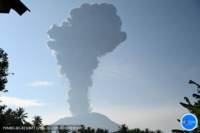 Gunung Ibu Alami Erupsi Pagi Ini