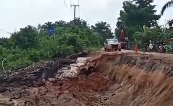 PUPR Riau Turunkan Tim ke Jalan Amblas di Pekantua