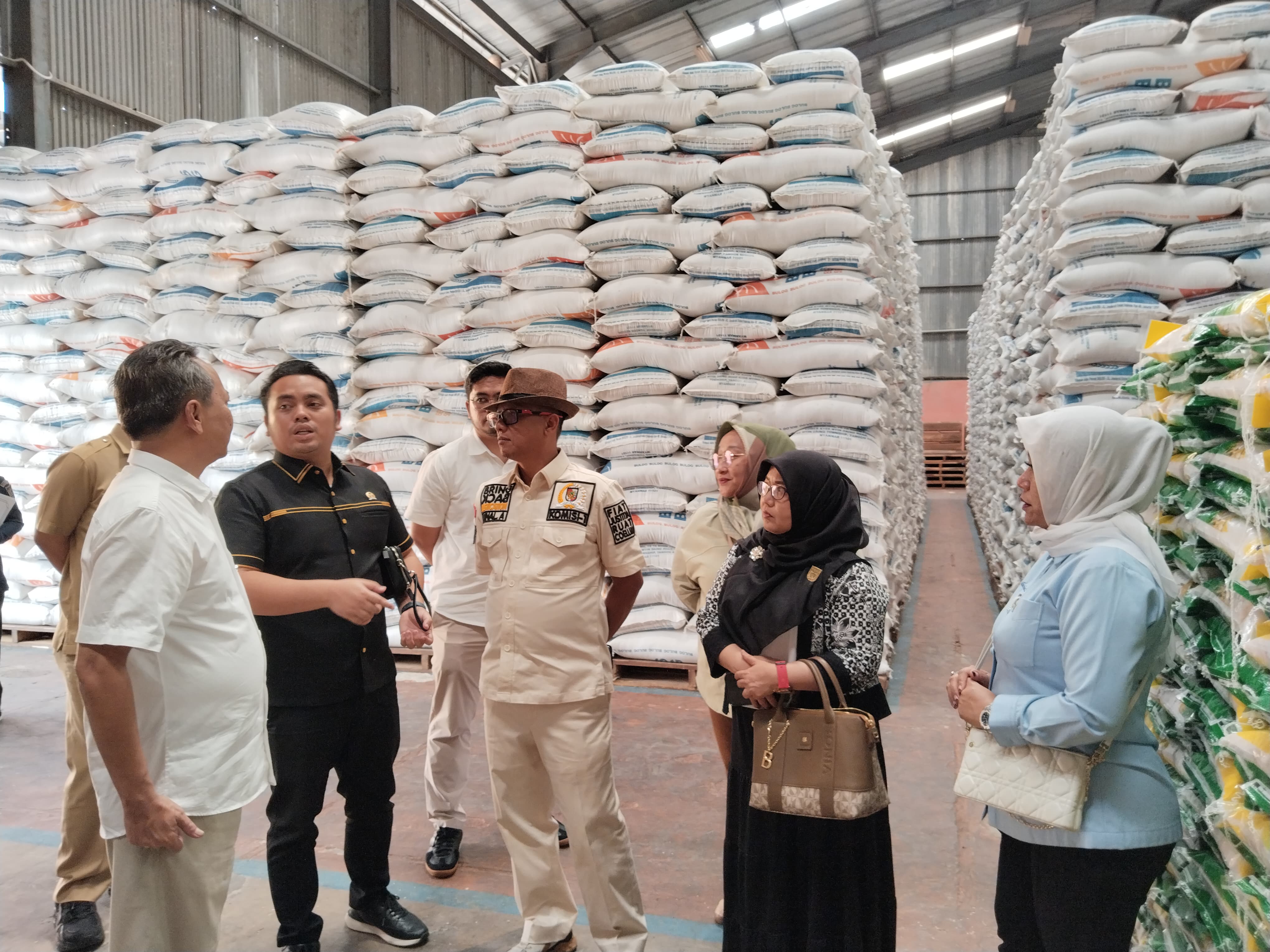 Cek Gudang Bulog, Komisi II Pastikan Stok Beras di Pekanbaru Tercukupi