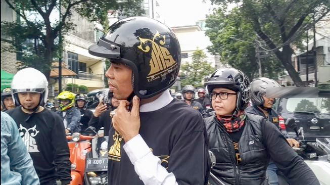 Kendarai Vespa, Kedatangan UAS di Masjid Cut Nyak Dien Disambut Takbir