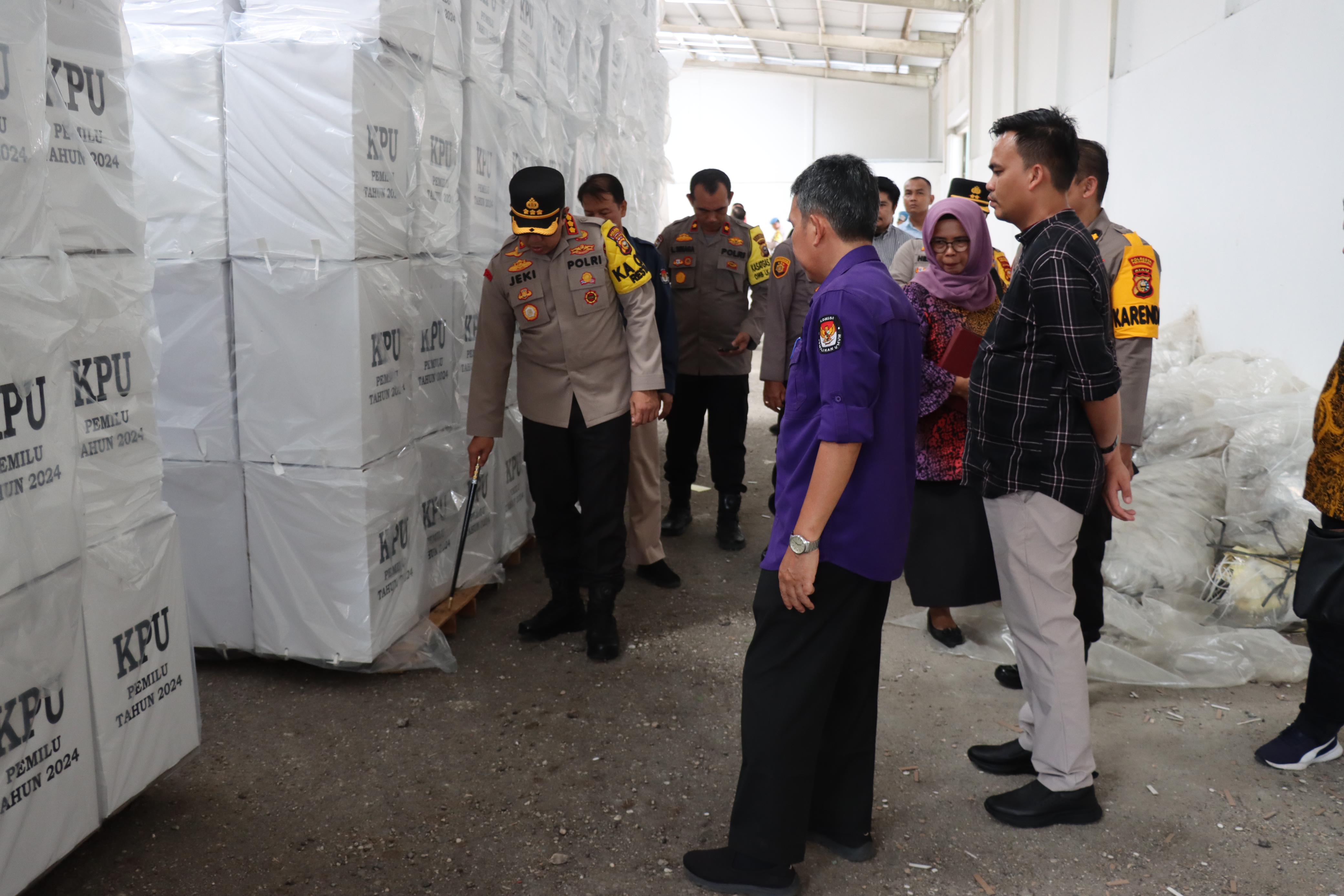 Polresta Pekanbaru Pastikan Keamanan, Kombes Pol Jeki Tinjau Gudang Logistik KPU Pekanbaru