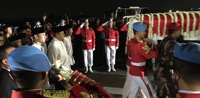 SBY dan Kedua Putranya Berurai Air Mata Saat Salami Pejabat di Halim