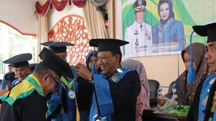 Sekolah Lansia di Rohul Wisuda 24 Siswa