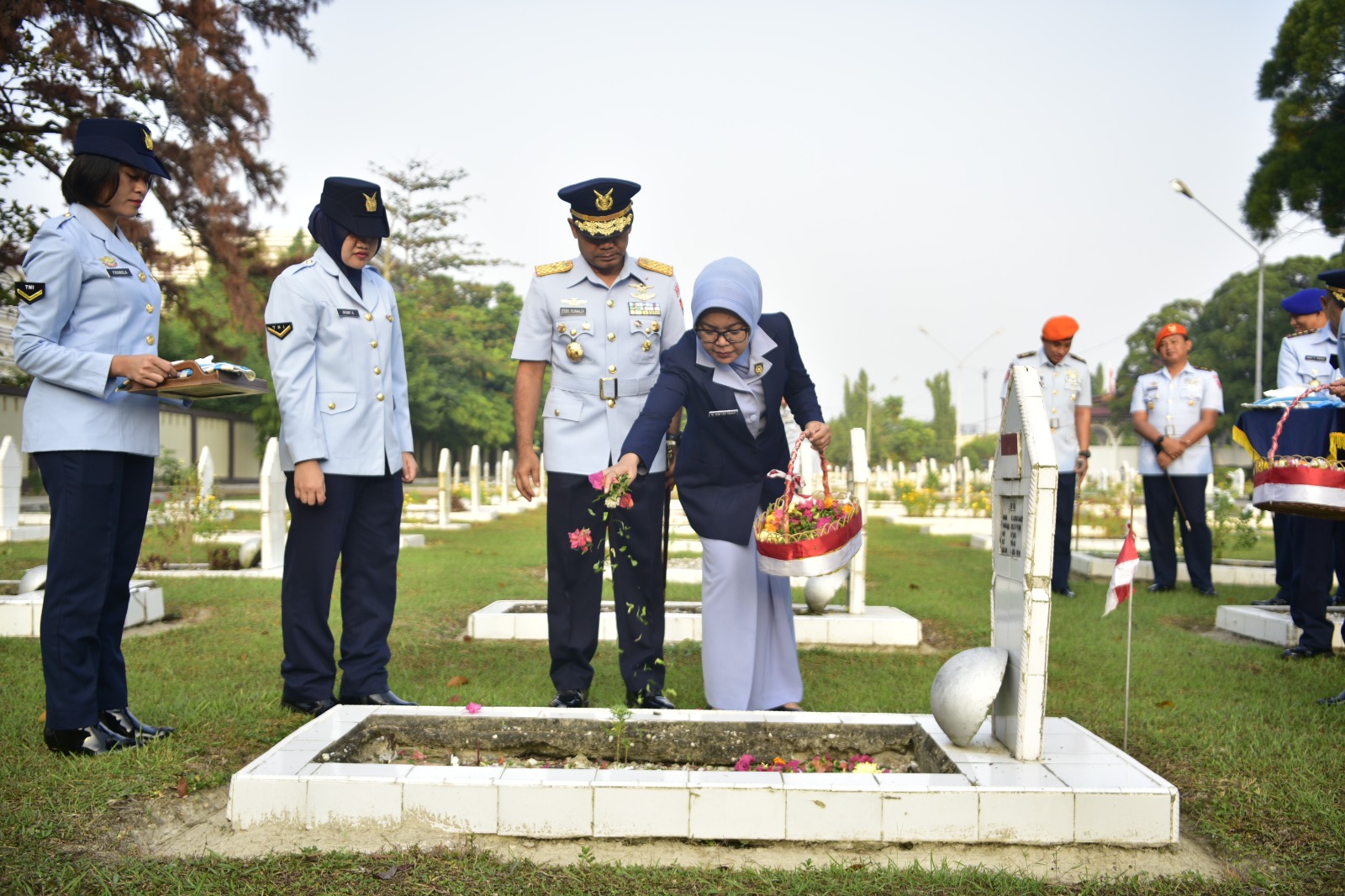 Sempena Hari Bakti Ke-77 TNI AU, Danlanud Roesmin Nurjadin Pimpin Ziarah ke TMP Kusuma Dharma Pekanb