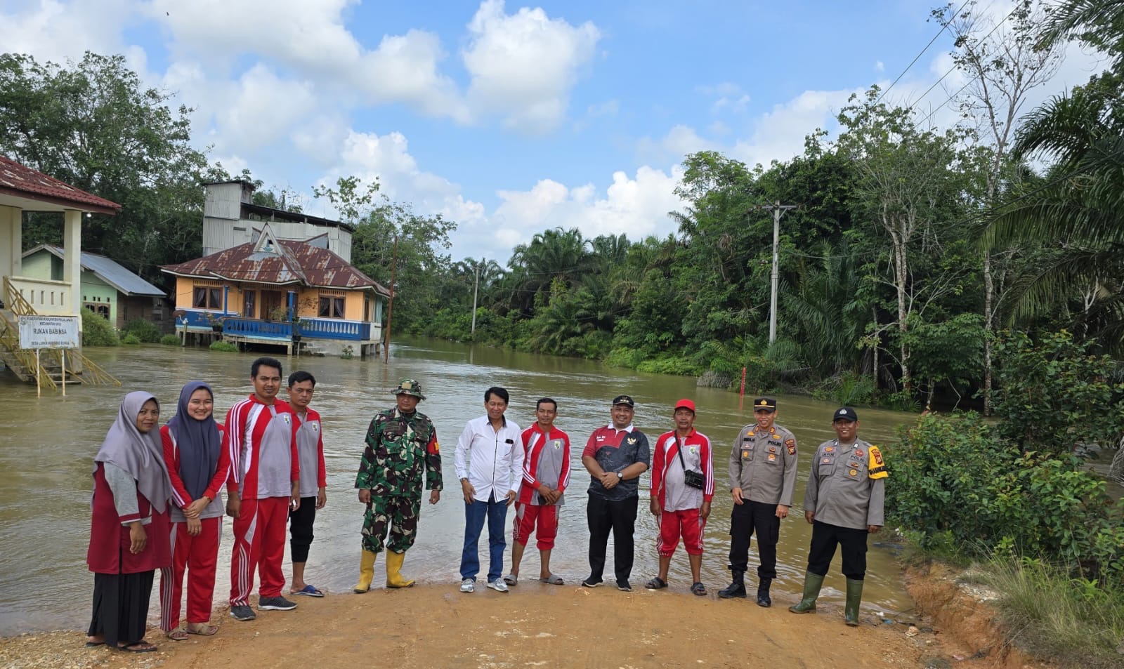 Pantau Debit Air Sungai Nilo: Akses Jalan di Desa Lubuk Kembang Bunga Terputus