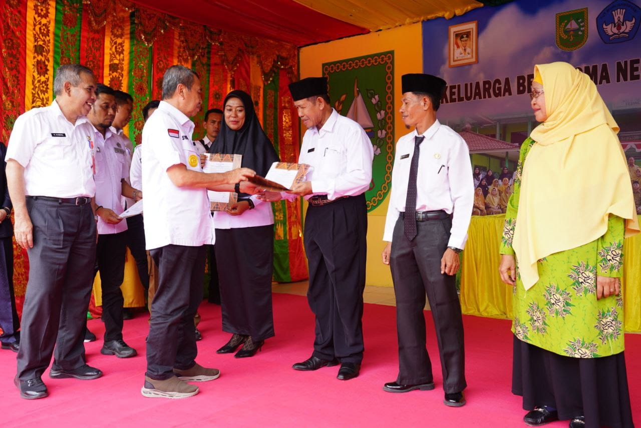 4 Tahun Jelang Pensiun Terima SK PPPK, Khumeri Sampaikan Terima Kasih pada Gubernur Syamsyuar