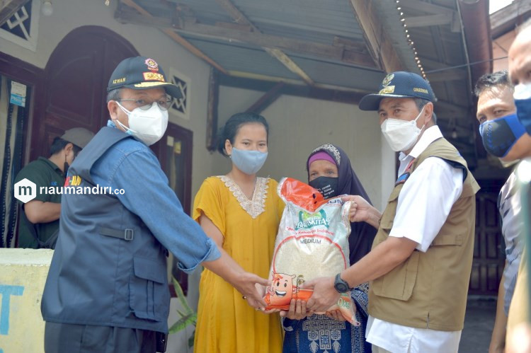 Gubri Bagikan Bantuan PPKM 2021 Door to Door di Cinta Raja