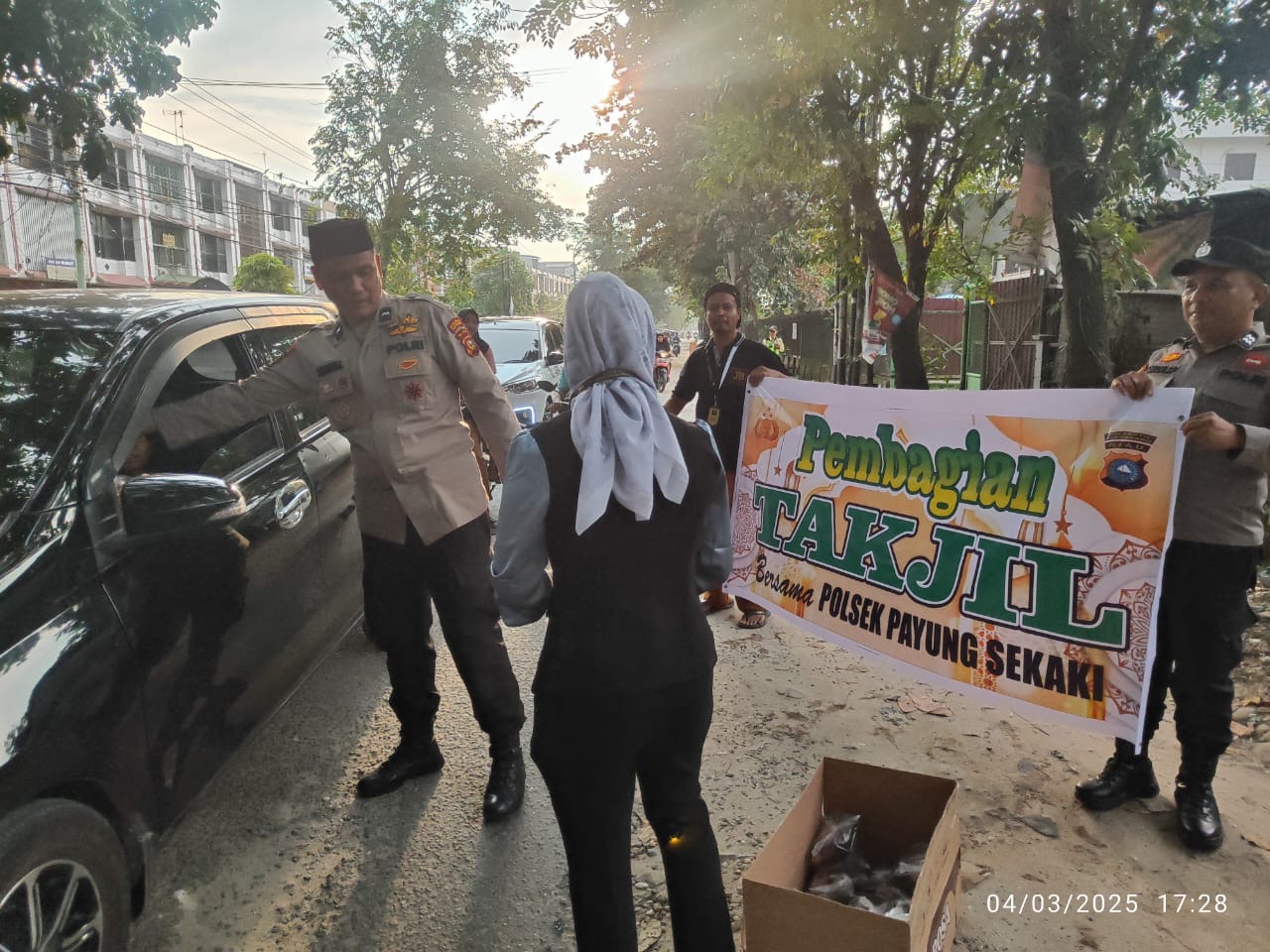 Bersama Rumah JB, Polsek Payung Sekaki Berbagi 100 Takjil Gratis Sembari Imbauan Tertib Lalulintas