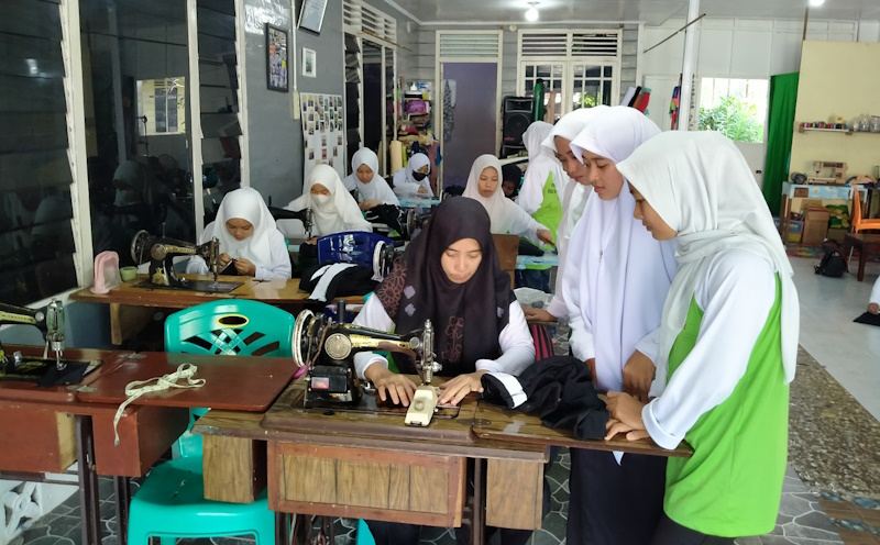 Semangat Wiwin Ayuni Bangun Usaha Menjahit Setelah Ikut Pelatihan Vokasi PHR