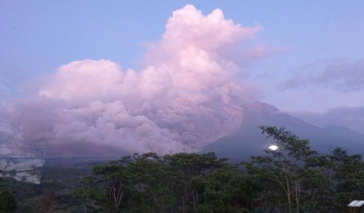 Warga Diminta Menjauh Radius 13 Km, Semeru Erupsi Dua Kali