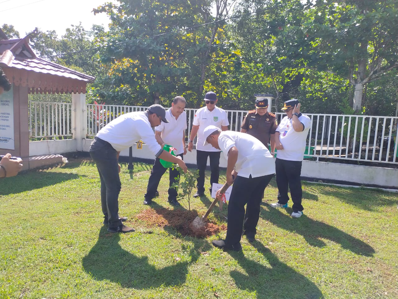 Pemkab Rohul Ikut Tanam Pohon Bersampena Hari Lingkungan Hidup Sedunia 2024