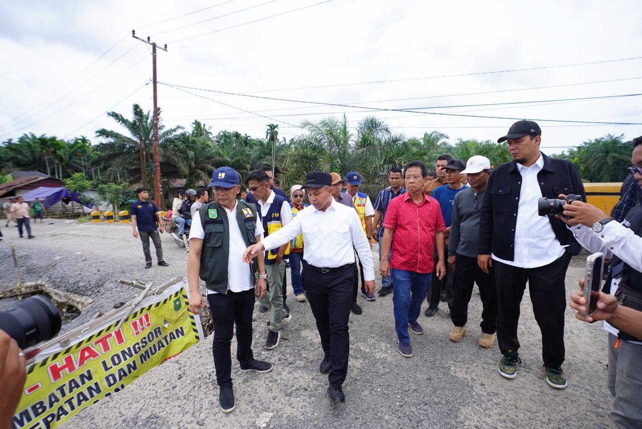 Jembatan Sekayan Deras Segera Diperbaiki Usai Ditinjau Gubri Abdul Wahid