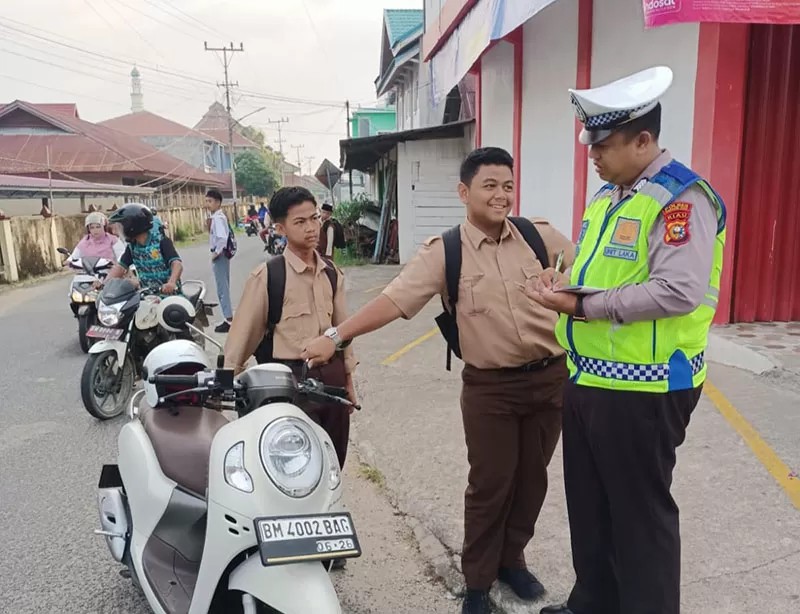 Kasat Lantas Polres Inhu Beri Hadiah Perekam Balap Liar