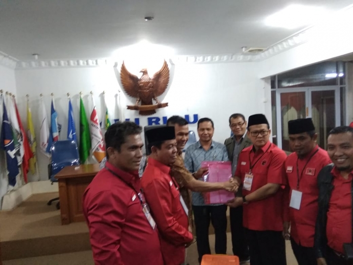 Daftarkan Bacaleg ke KPU Riau, Rokhmin Targetkan PDIP Juara Satu 