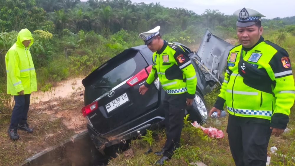 Innova Tabrak Pembatas Tengah Tol Pekanbaru-Dumai, Tak ada Korban Jiwa