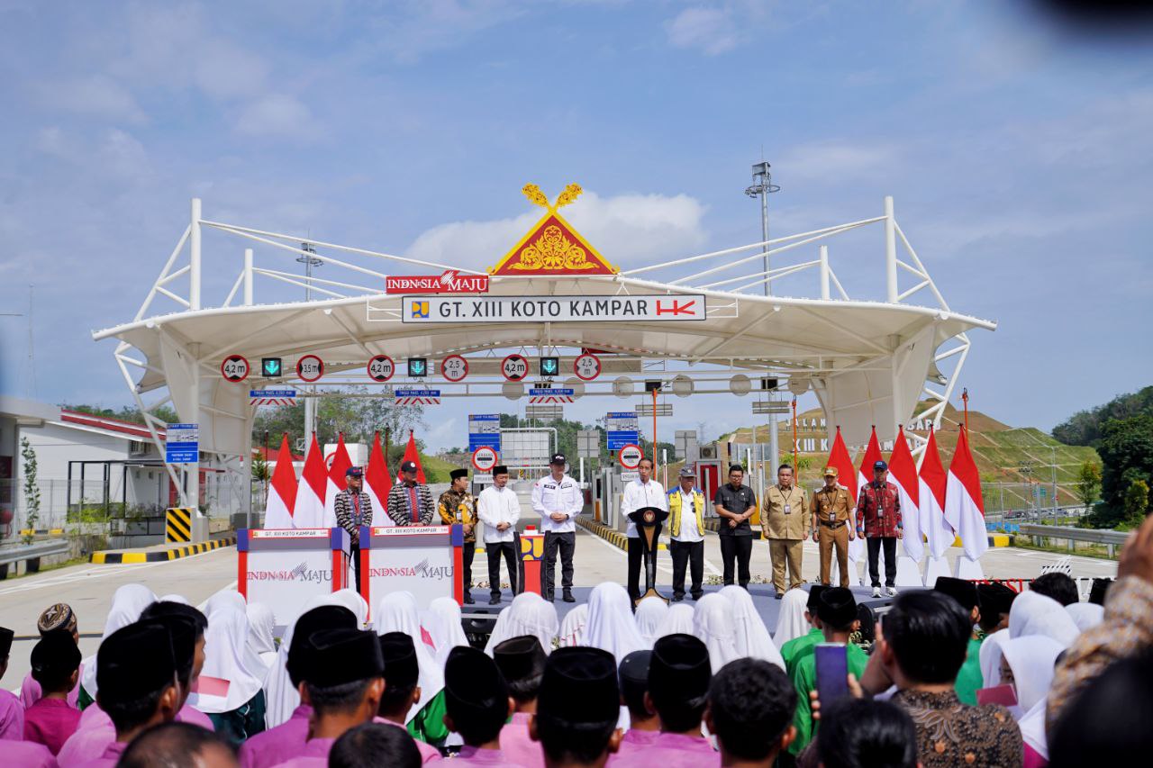 Presiden Jokowi Resmikan Ruas Tol Pekanbaru-Padang Tahap I