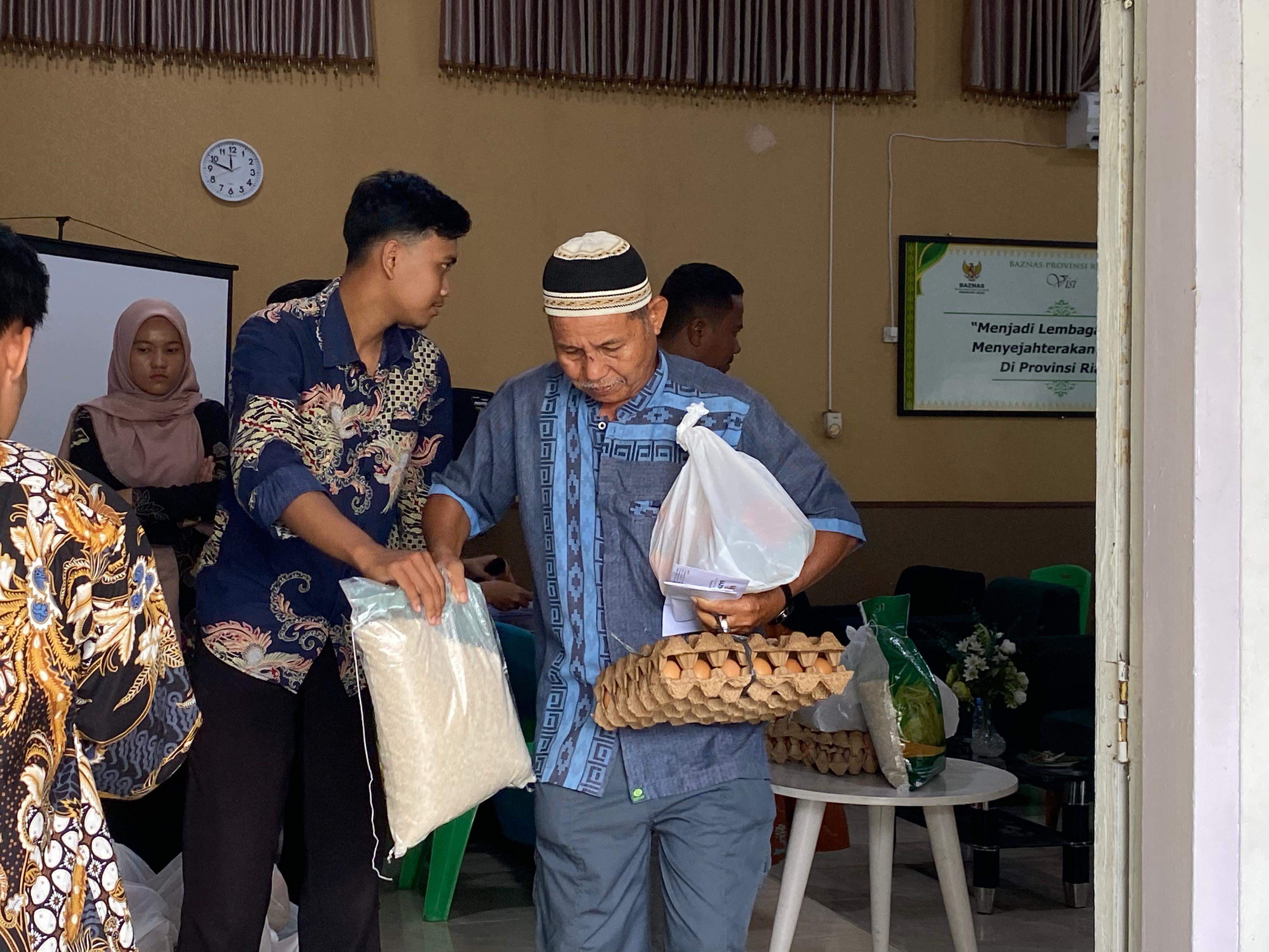 Kolaborasi dengan Haluan Riau dan BKKBN, Baznas Kembali Salurkan Bantuan Kaum Dhuafa dan Stunting