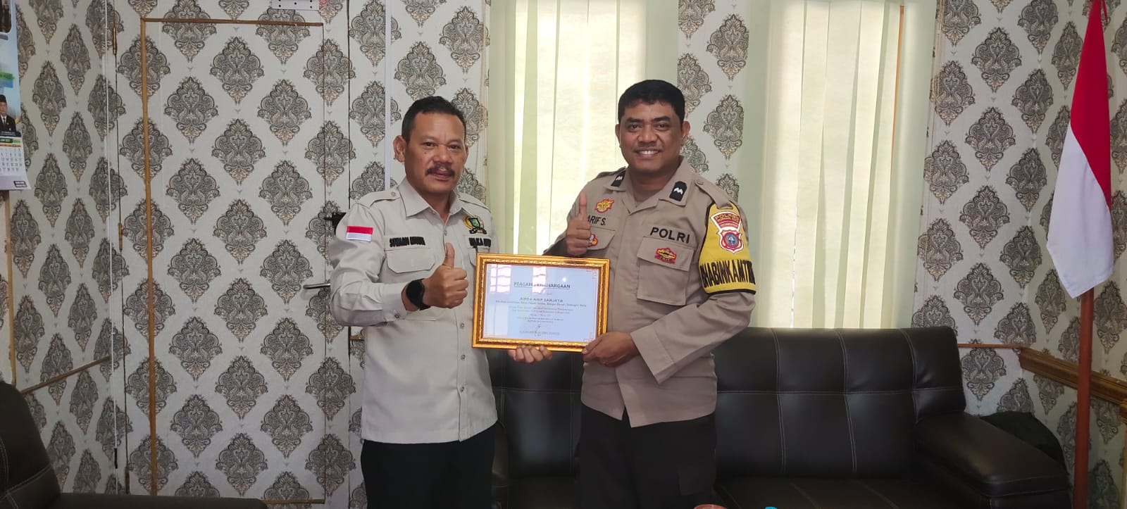 DPR RI Beri Penghargaan Kepada Dua Personel Bhabinkamtibmas  Inhu 