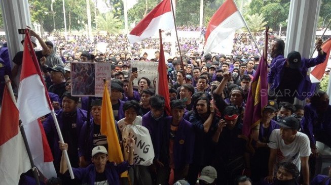 Aksi Mahasiswa Tolak RUU KPK, Gapura DPRD Roboh dan Kaca Gedung Pecah