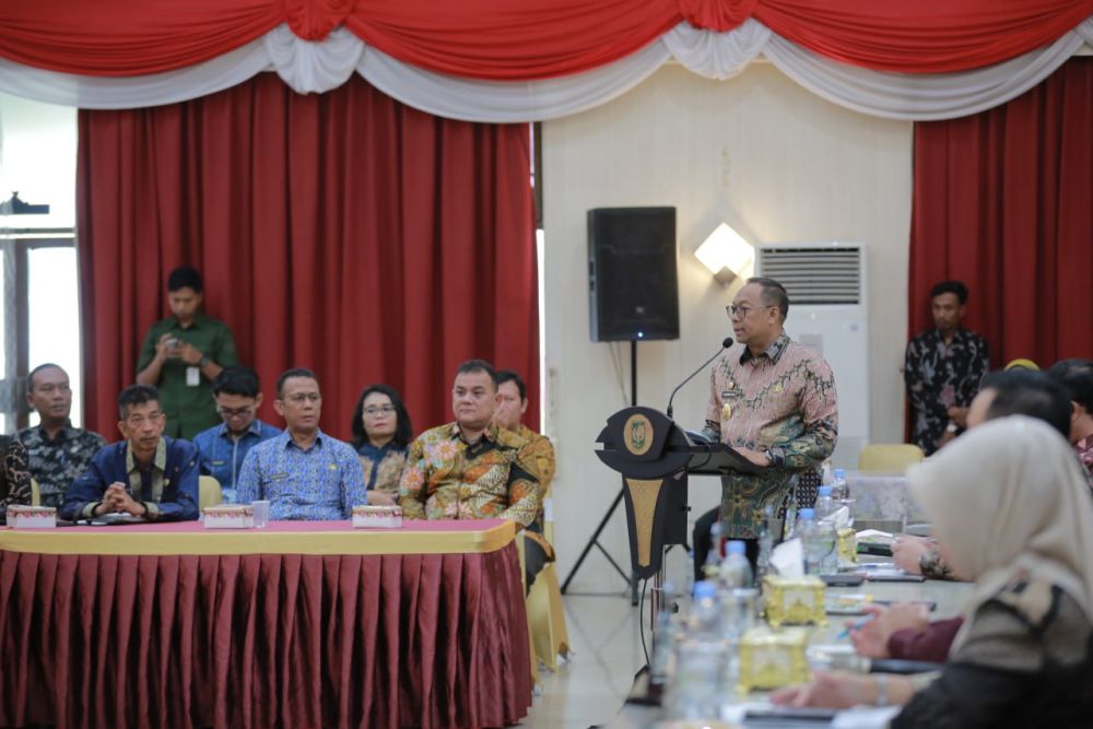 Pj Gubri Buka Rapat Pleno ke-2 TPAKD Riau