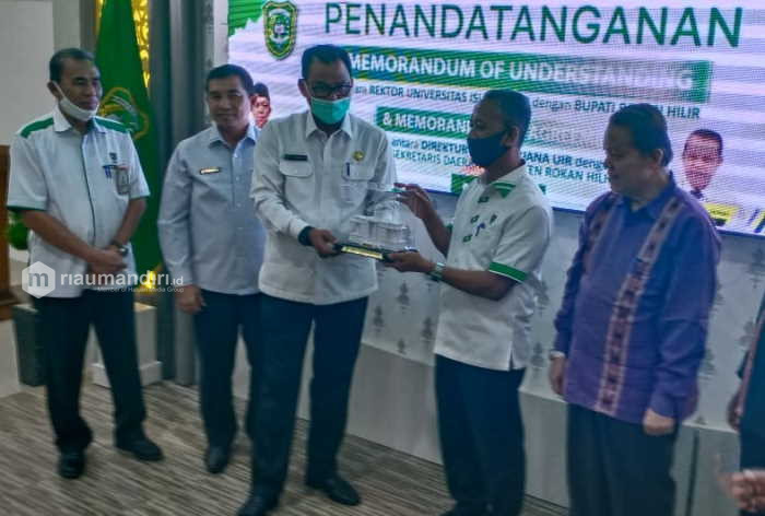 UIR Teken MoU dengan Pemkab Rohil, Bupati Suyatno: Berikan Kami Tunjuk Ajar