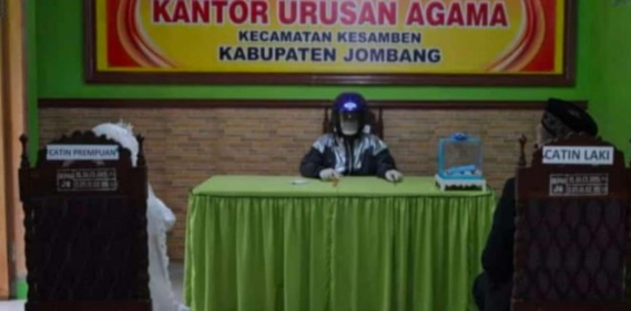 Penghulu Pakai Helm dan Jas Hujan Saat Nikahkan Pasangan Pengantin di Jombang     