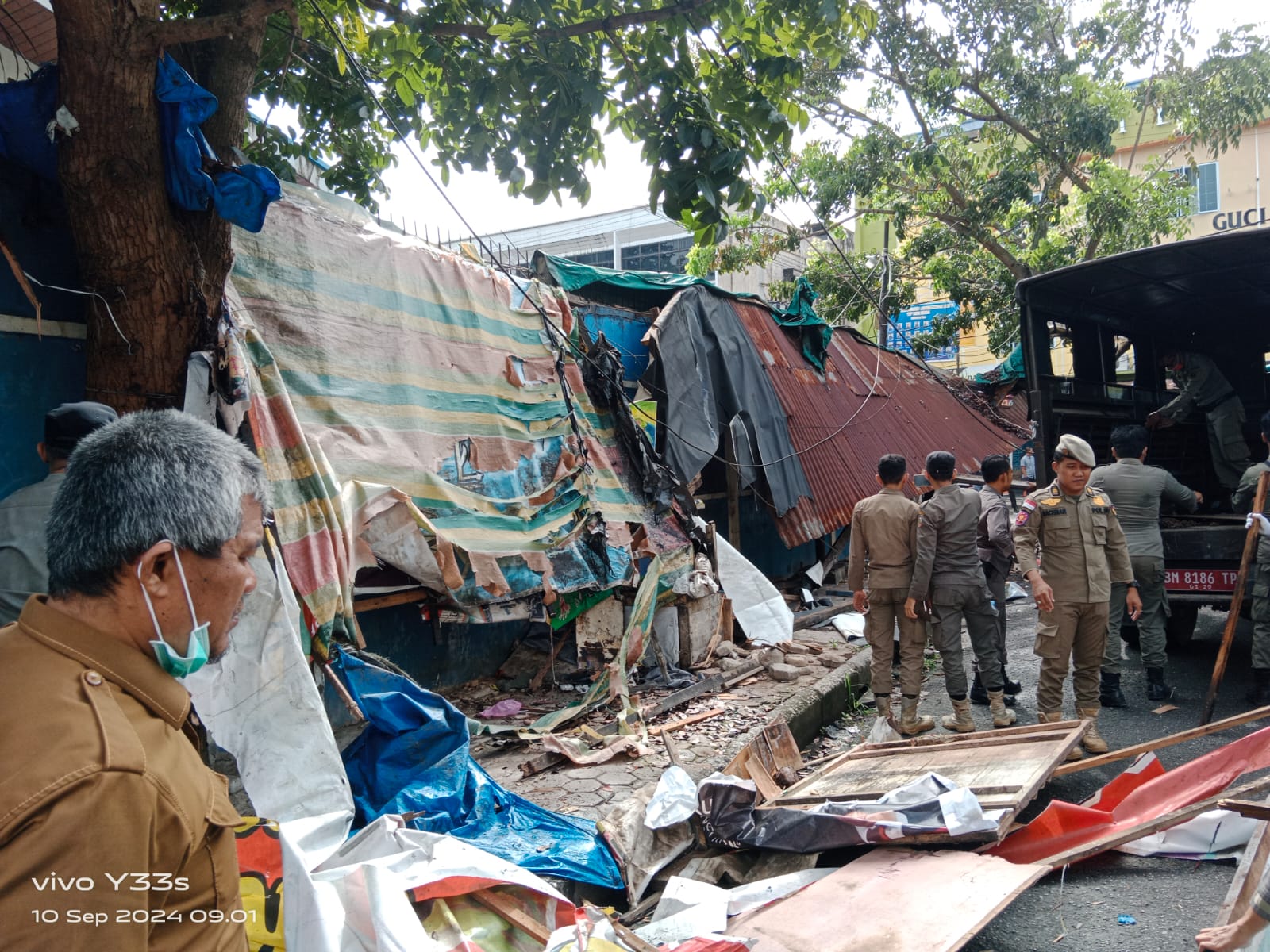 Disuruh Pindah ke TPS, Satpol PP Bongkar Lapak Ilegal Pedagang Pasar Bawah