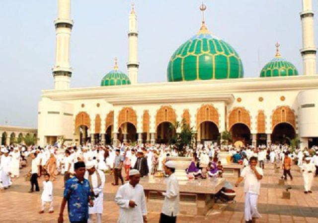 10 Ribu Wisatawan Kunjungi Masjid Agung