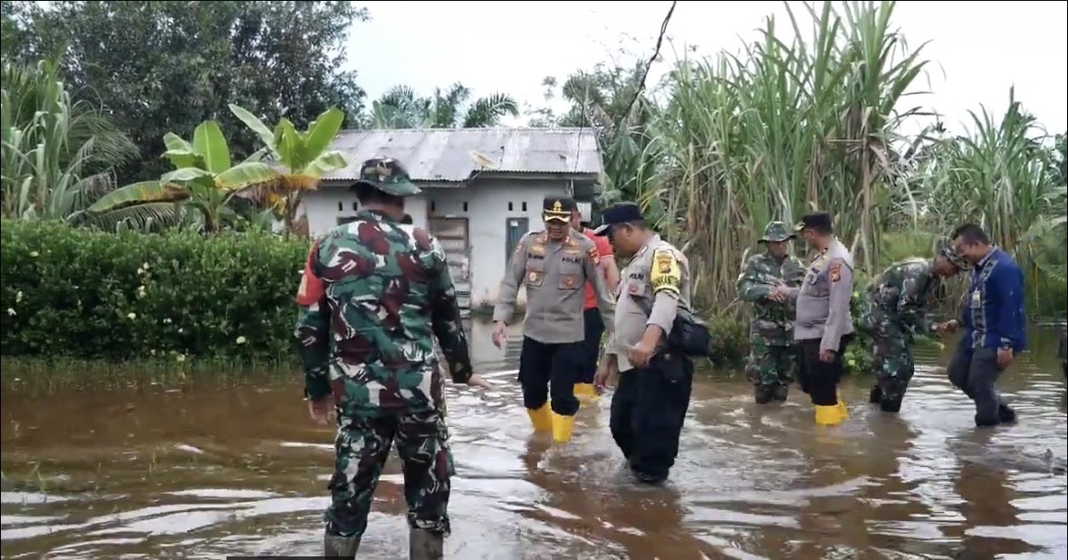 Dandim 0322 Siak Letkol Arhanud Tinjau Daerah Banjir: Imbau Warga untuk Mengungsi