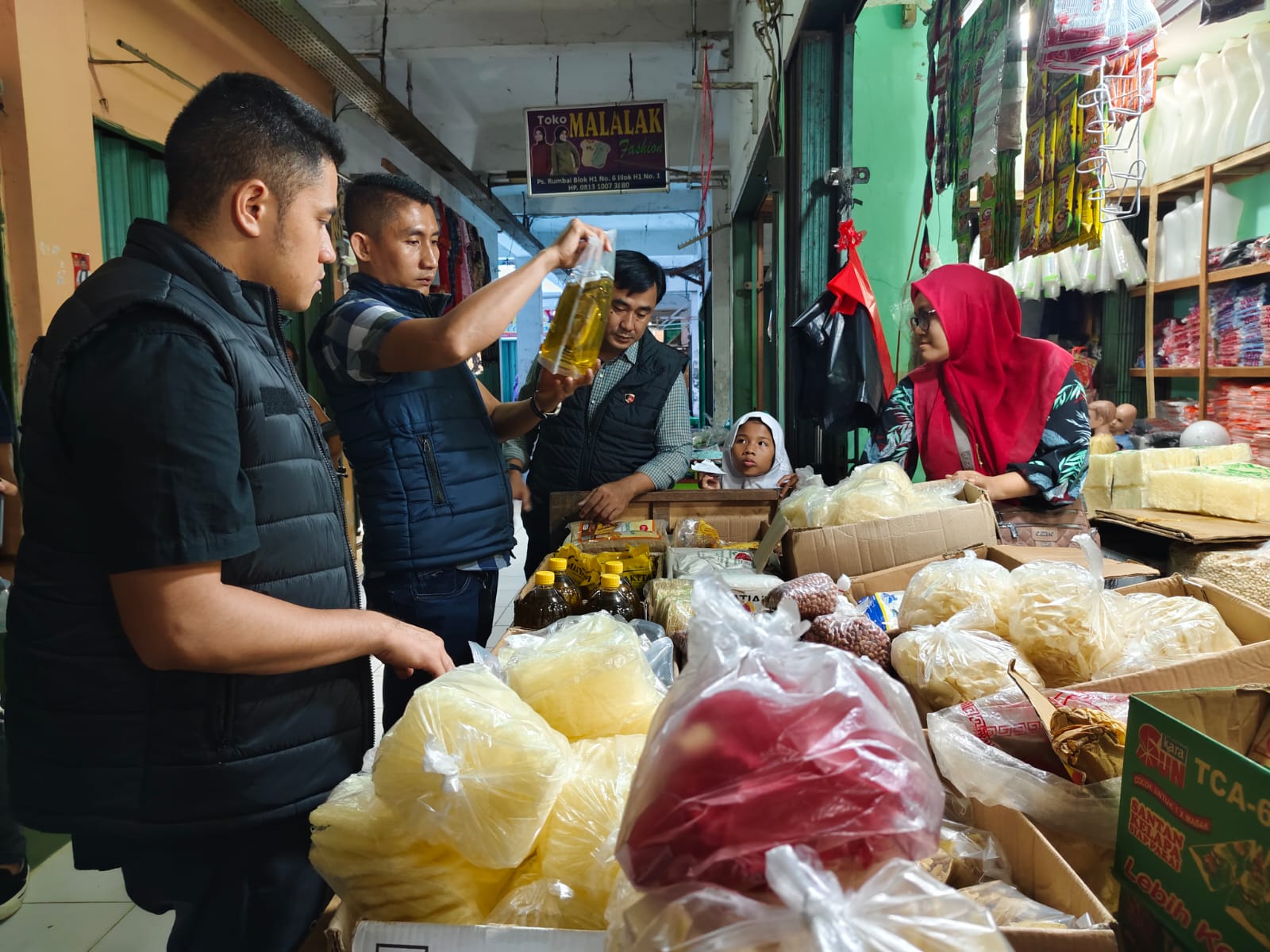 Pastikan tak Ada Penyimpangan, Polresta Pekanbaru Sidak Pasar dan Distributor Minyak Goreng