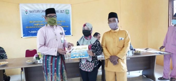 Pemkam Tuah Indrapura Bagikan Dana BLT-DD Tahap III ke Warga Terdampak Covid-19