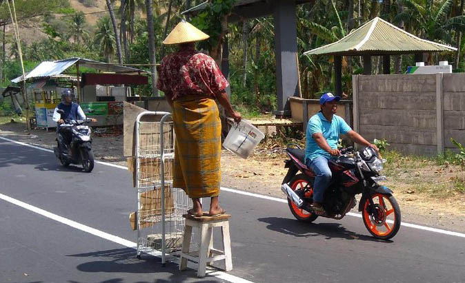 Belum Terima Bantuan, Korban Gempa Lombok Minta Sumbangan di Jalan