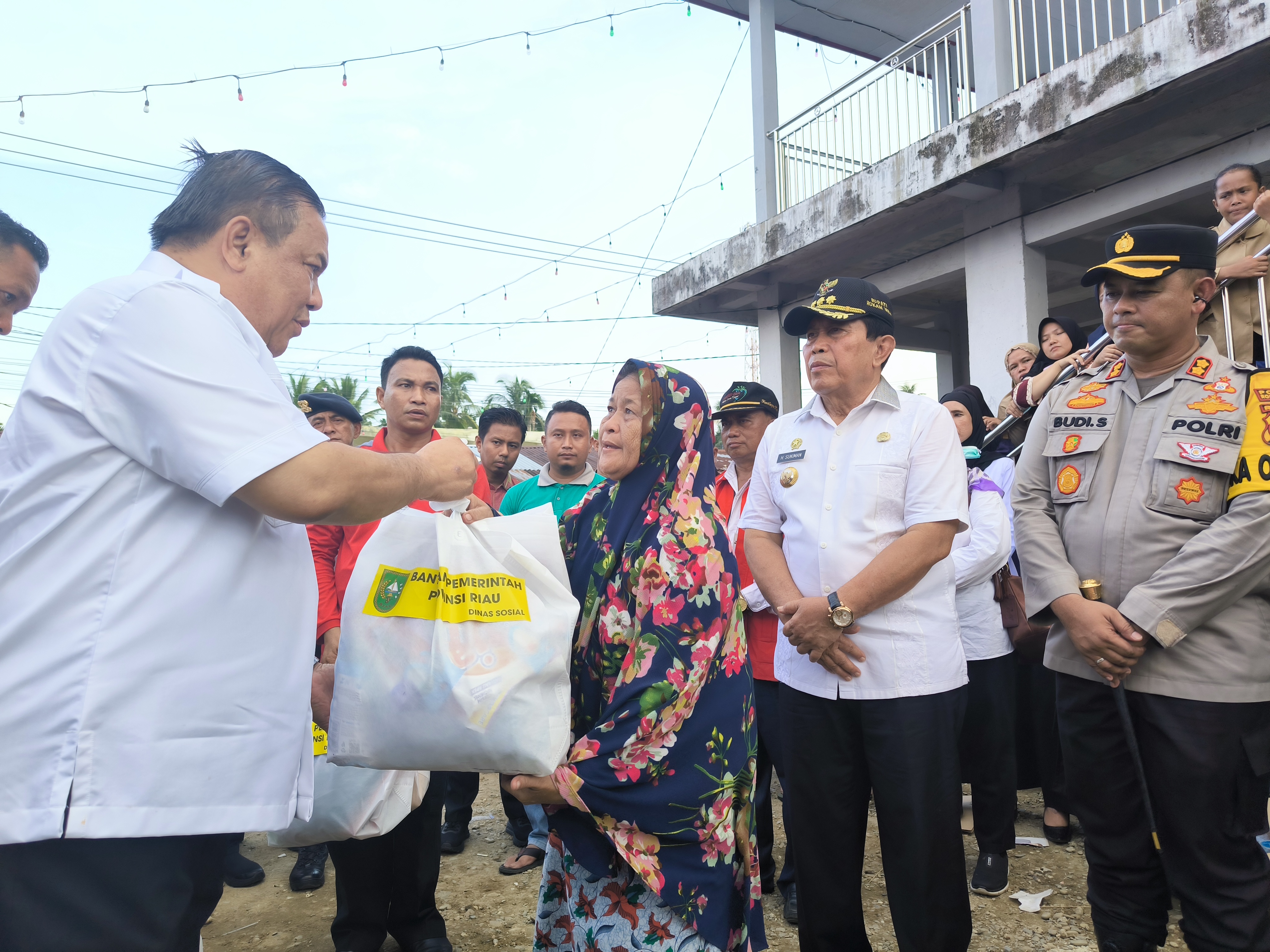 Pasar Langkitin Terbakar, Pj Gubri SF Hariyanto Serahkan Bantuan ke Korban