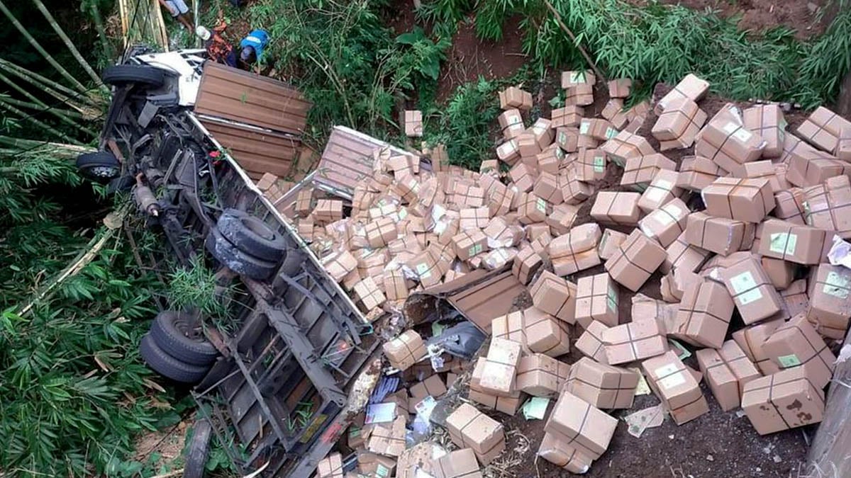 Truk Logistik Pemilu Masuk Jurang di Jawa Tengah