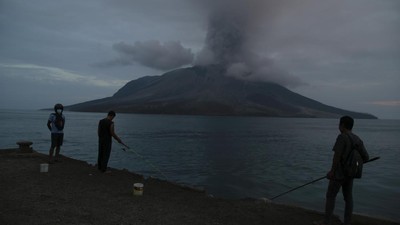 Gumpalan Asap Putih Keluar dari Kawah Gunung Ruang