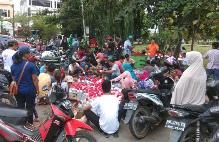 Pedagang di Kuansing Hiasi Taman Tepian Narosa dengan Nuansa Merah Putih