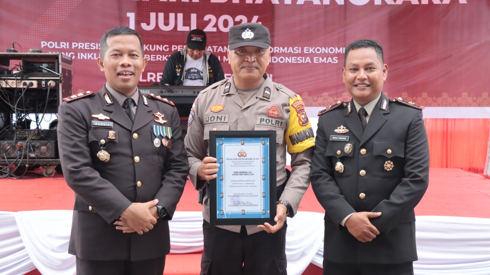 Hari Bhayangkara ke-78, Bhabinkamtibmas Pulau Terluar di Meranti Terima Penghargaan