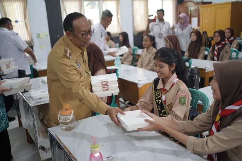 Pj Gubri Tinjau Simulasi Perdana Program Makan Siang Bergizi dan Gratis